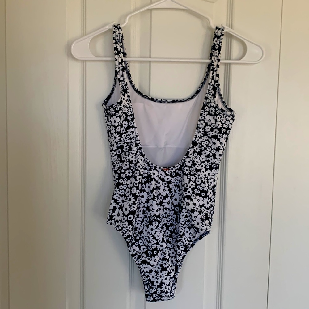 One piece swimsuit - Picture 2 of 3